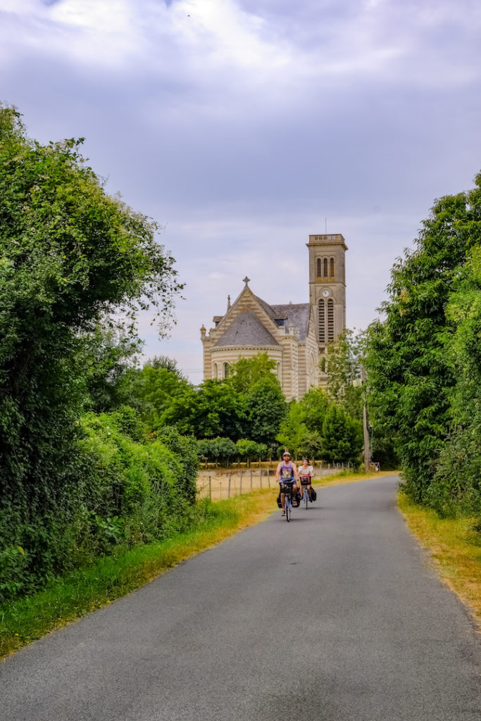 Vélos devant l'Église Notre Dame du Marillais